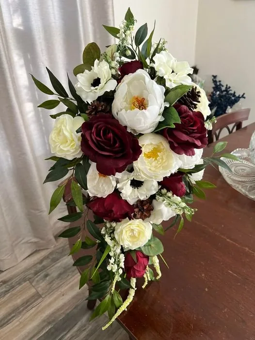 Wedding floral arrangement by Fleur de Farber